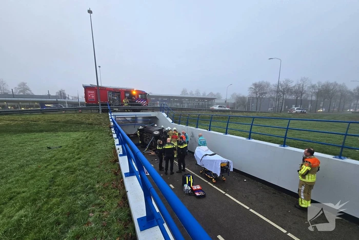 Auto valt van viaduct af en belandt op fietspad