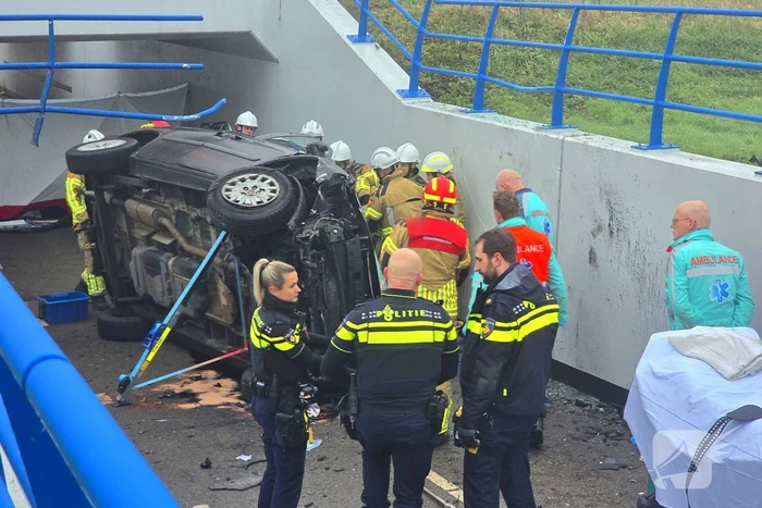 Auto valt van viaduct af en belandt op fietspad