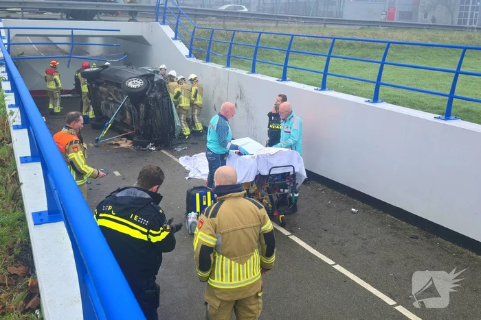 Auto valt van viaduct af en belandt op fietspad