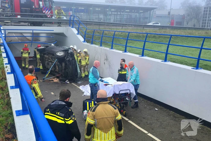 Auto valt van viaduct af en belandt op fietspad