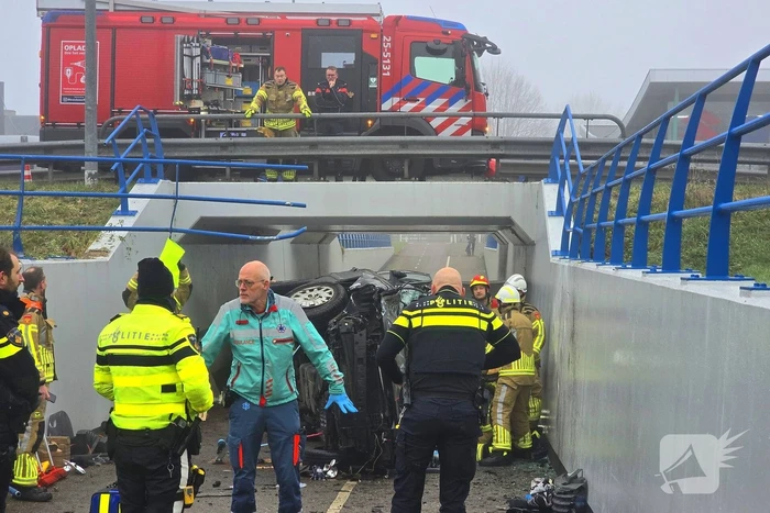 Auto valt van viaduct af en belandt op fietspad