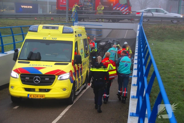 Auto valt van viaduct af en belandt op fietspad