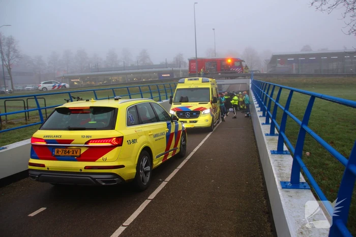 Auto valt van viaduct af en belandt op fietspad