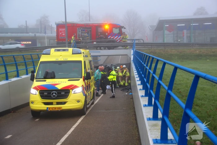 Auto valt van viaduct af en belandt op fietspad