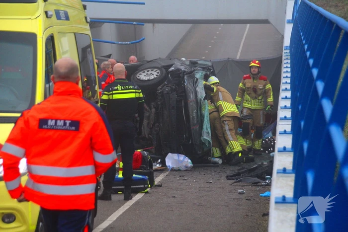 Auto valt van viaduct af en belandt op fietspad