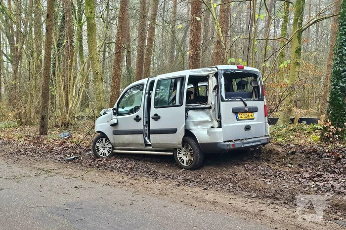 Auto rijdt lantaarnpaal uit grond en knalt tegen boom