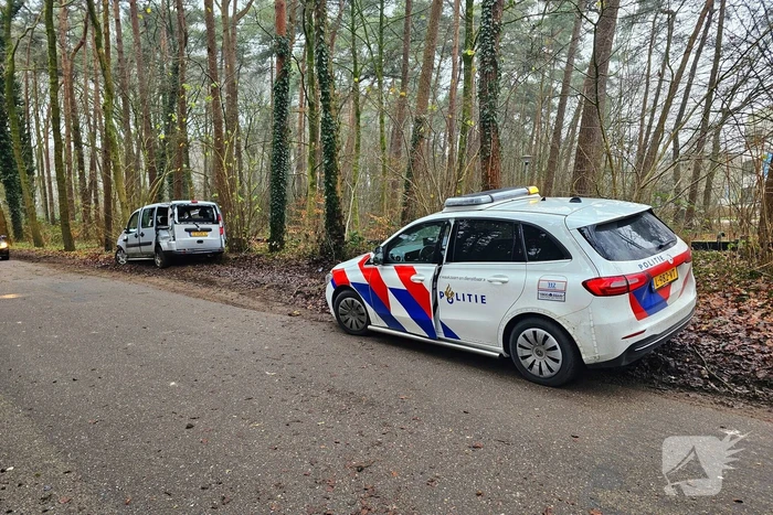 Auto rijdt lantaarnpaal uit grond en knalt tegen boom