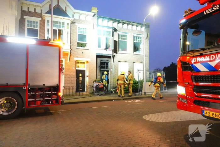 Woningbrand laait opnieuw op