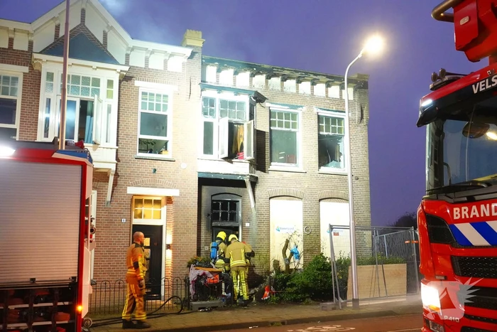 Woningbrand laait opnieuw op