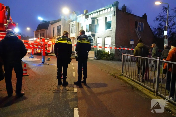 Woningbrand laait opnieuw op