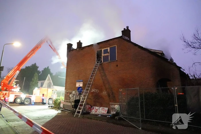 Woningbrand laait opnieuw op