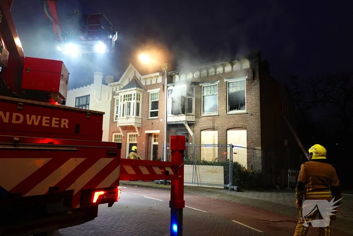 Woningbrand laait opnieuw op