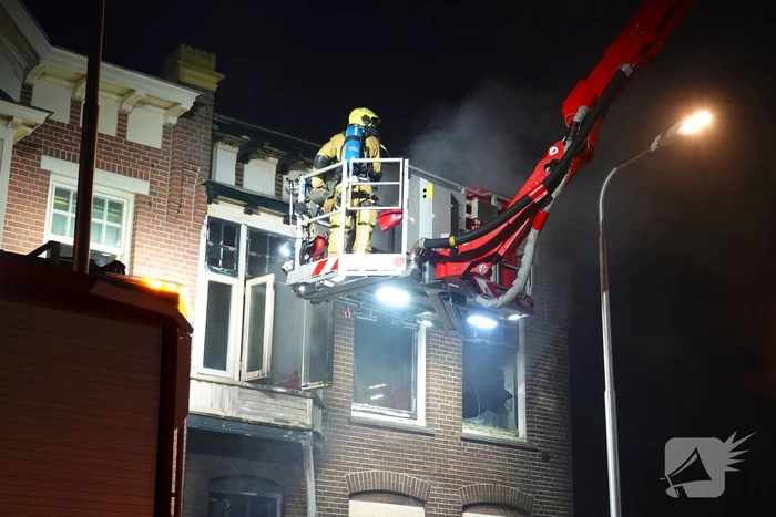 Woningbrand laait opnieuw op