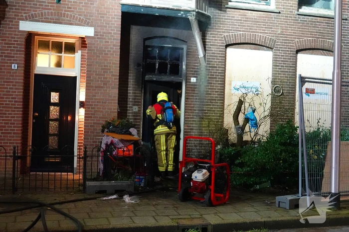Woningbrand laait opnieuw op