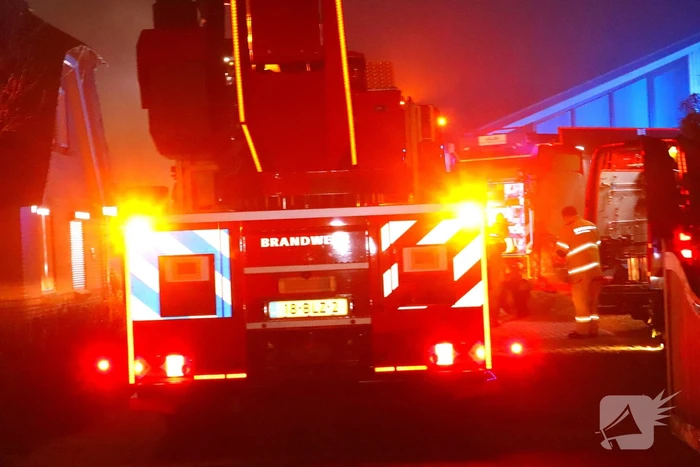 Schoorsteenbrand bij woning met rietendak