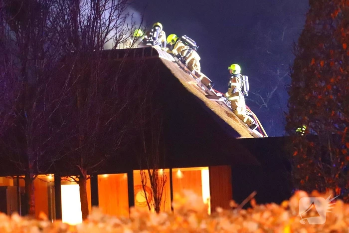 Schoorsteenbrand bij woning met rietendak