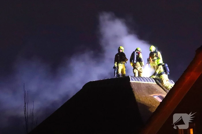 Schoorsteenbrand bij woning met rietendak