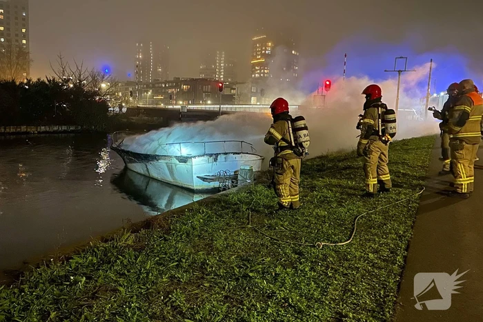Plezierboot brandt uit op water