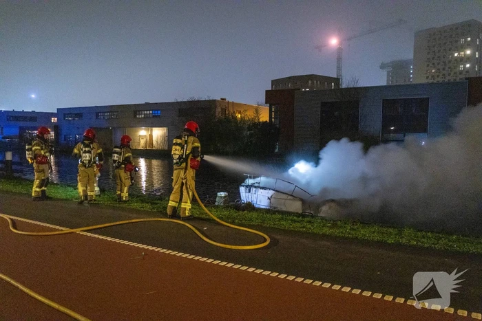 Plezierboot brandt uit op water