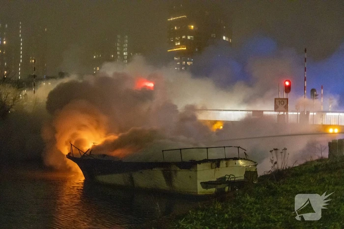 Plezierboot brandt uit op water
