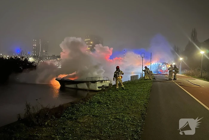 Plezierboot brandt uit op water