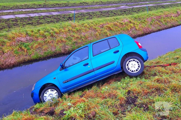 Auto te water door modderig wegdek