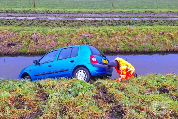 Auto te water door modderig wegdek