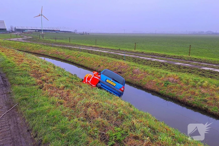 Auto te water door modderig wegdek