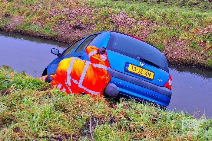 Auto te water door modderig wegdek