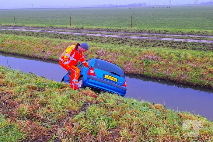 Auto te water door modderig wegdek