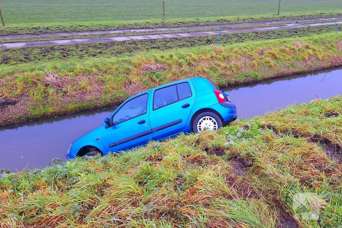 Auto te water door modderig wegdek