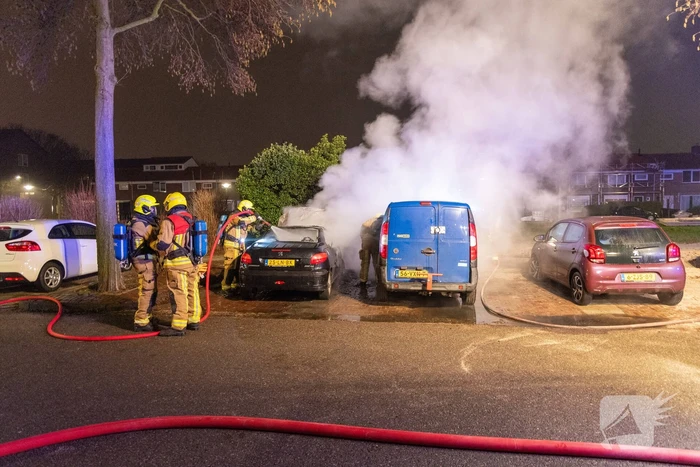 Twee voertuigen verwoest door nachtelijke autobrand