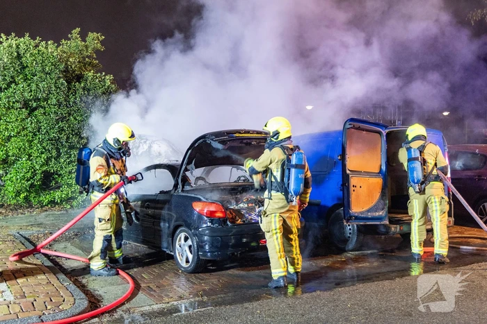 Twee voertuigen verwoest door nachtelijke autobrand