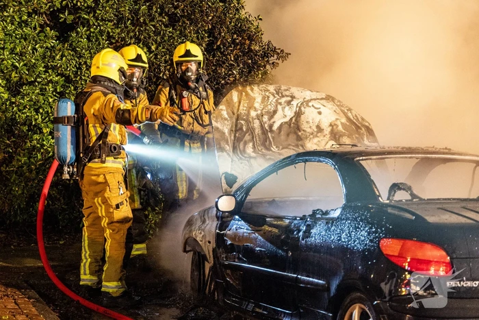 Twee voertuigen verwoest door nachtelijke autobrand