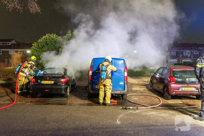 Twee voertuigen verwoest door nachtelijke autobrand