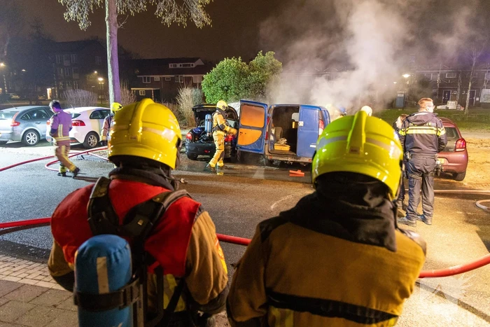 Twee voertuigen verwoest door nachtelijke autobrand