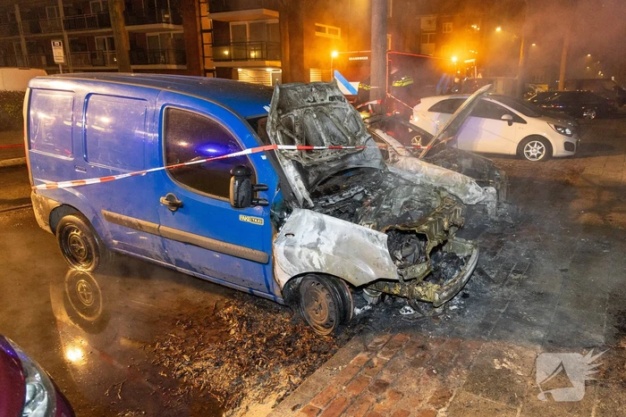 Twee voertuigen verwoest door nachtelijke autobrand
