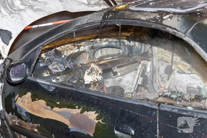 Twee voertuigen verwoest door nachtelijke autobrand