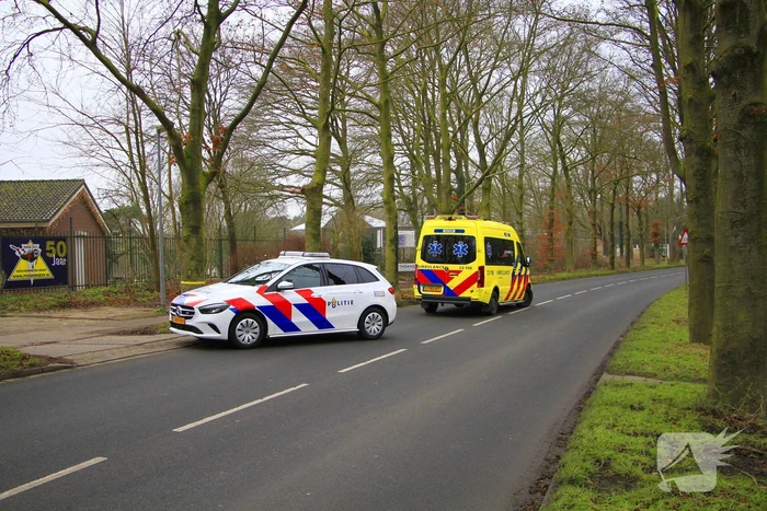 Automobilist knalt achterop vrachtwagen en raakt gewond