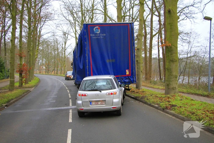 Automobilist knalt achterop vrachtwagen en raakt gewond