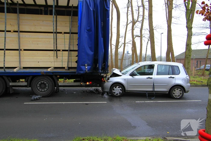 Automobilist knalt achterop vrachtwagen en raakt gewond