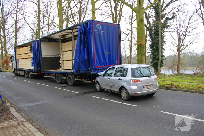 Automobilist knalt achterop vrachtwagen en raakt gewond