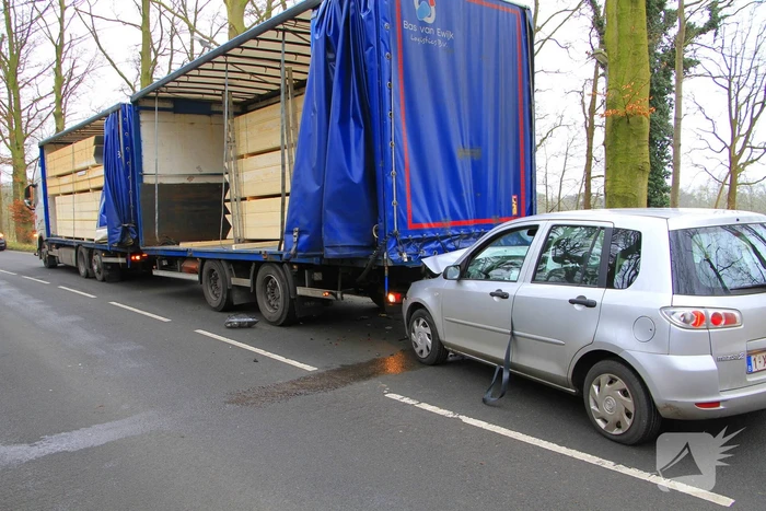 Automobilist knalt achterop vrachtwagen en raakt gewond