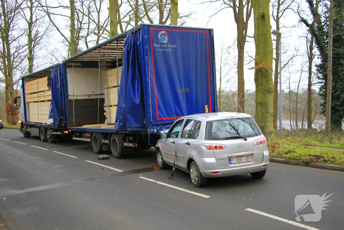 Automobilist knalt achterop vrachtwagen en raakt gewond