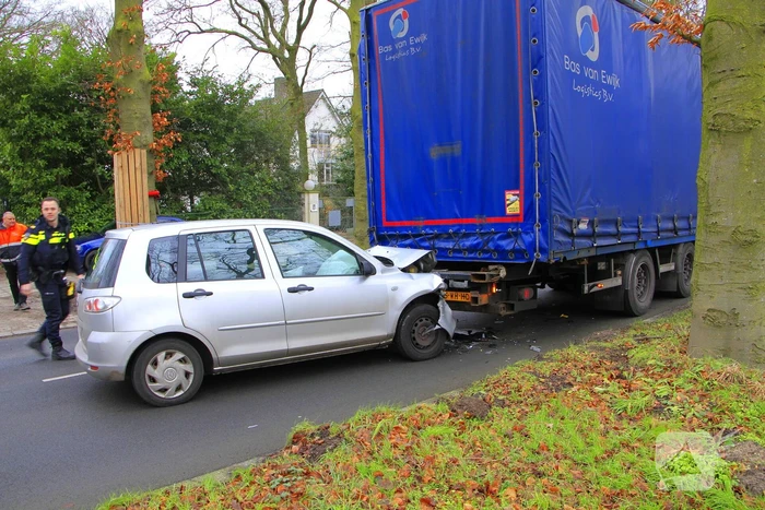 Automobilist knalt achterop vrachtwagen en raakt gewond
