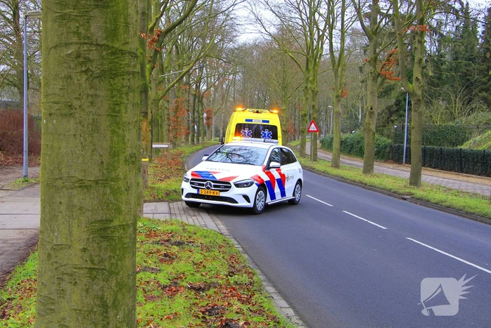 Automobilist knalt achterop vrachtwagen en raakt gewond