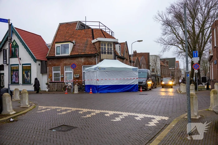 Witte politietent in de straat na aantreffen dode man