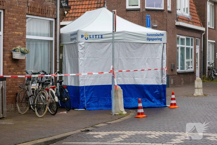 Witte politietent in de straat na aantreffen dode man