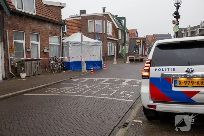 Witte politietent in de straat na aantreffen dode man