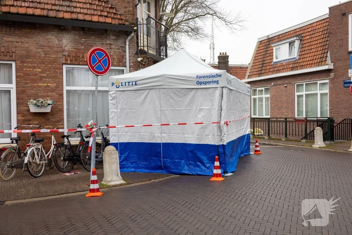Witte politietent in de straat na aantreffen dode man